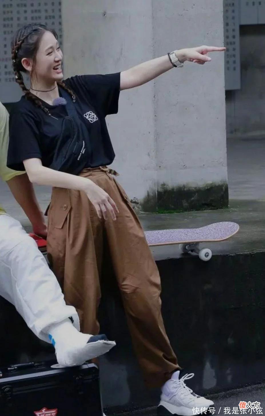 【就爱时尚】今夏比阔腿裤更火的是“扎腰裤”，显瘦又时髦，明星潮人都在穿