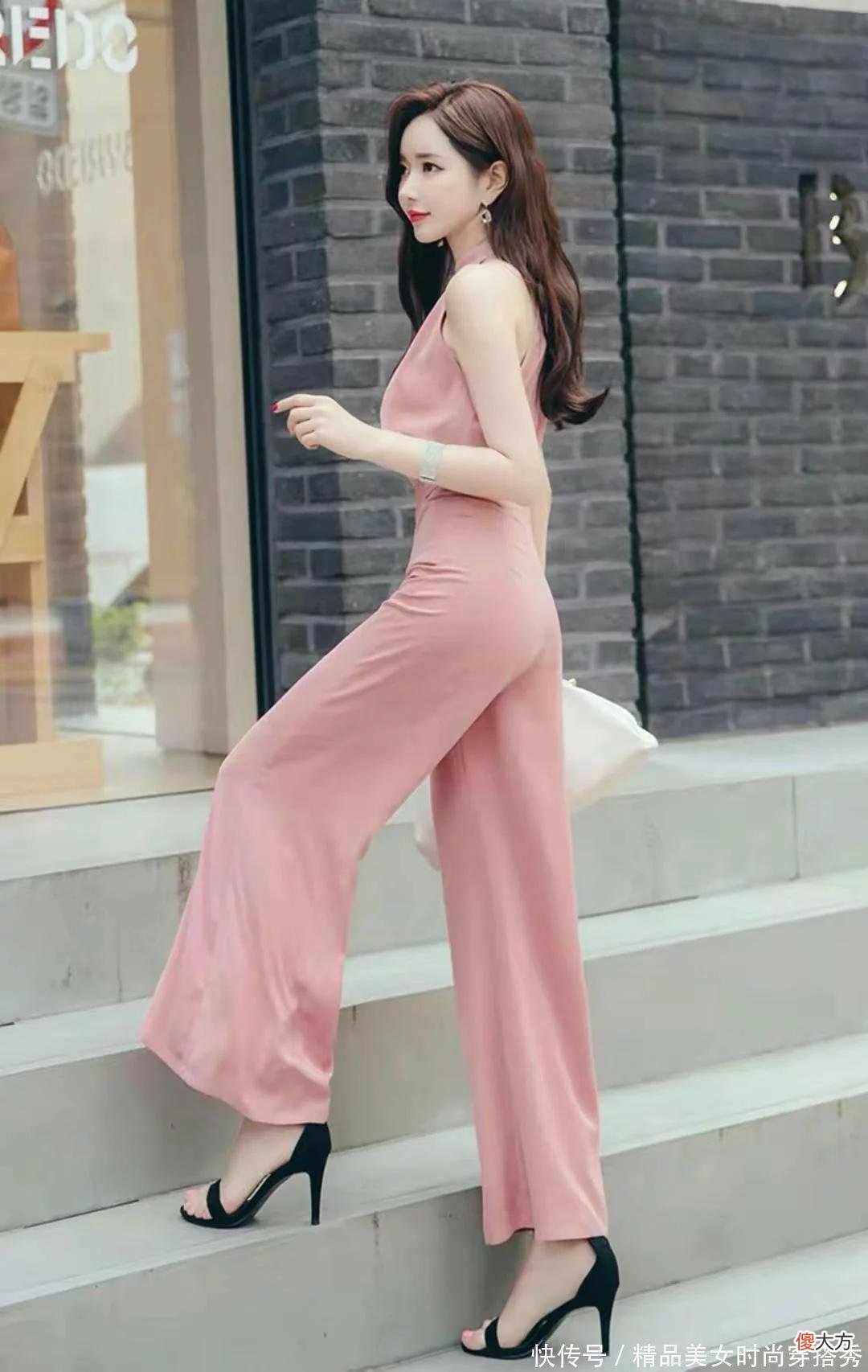 【时尚一点】粉色挂脖式露肩的上衣绝对是凸显身材的服饰与高腰阔腿裤的搭配，好看又时尚