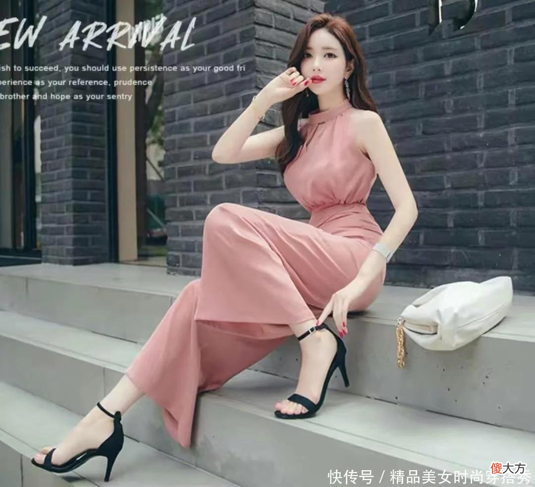【时尚一点】粉色挂脖式露肩的上衣绝对是凸显身材的服饰与高腰阔腿裤的搭配，好看又时尚