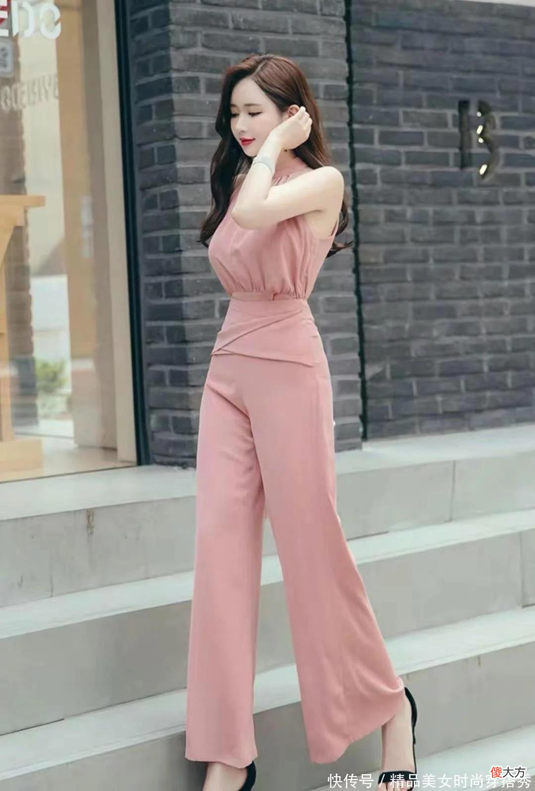 【时尚一点】粉色挂脖式露肩的上衣绝对是凸显身材的服饰与高腰阔腿裤的搭配，好看又时尚