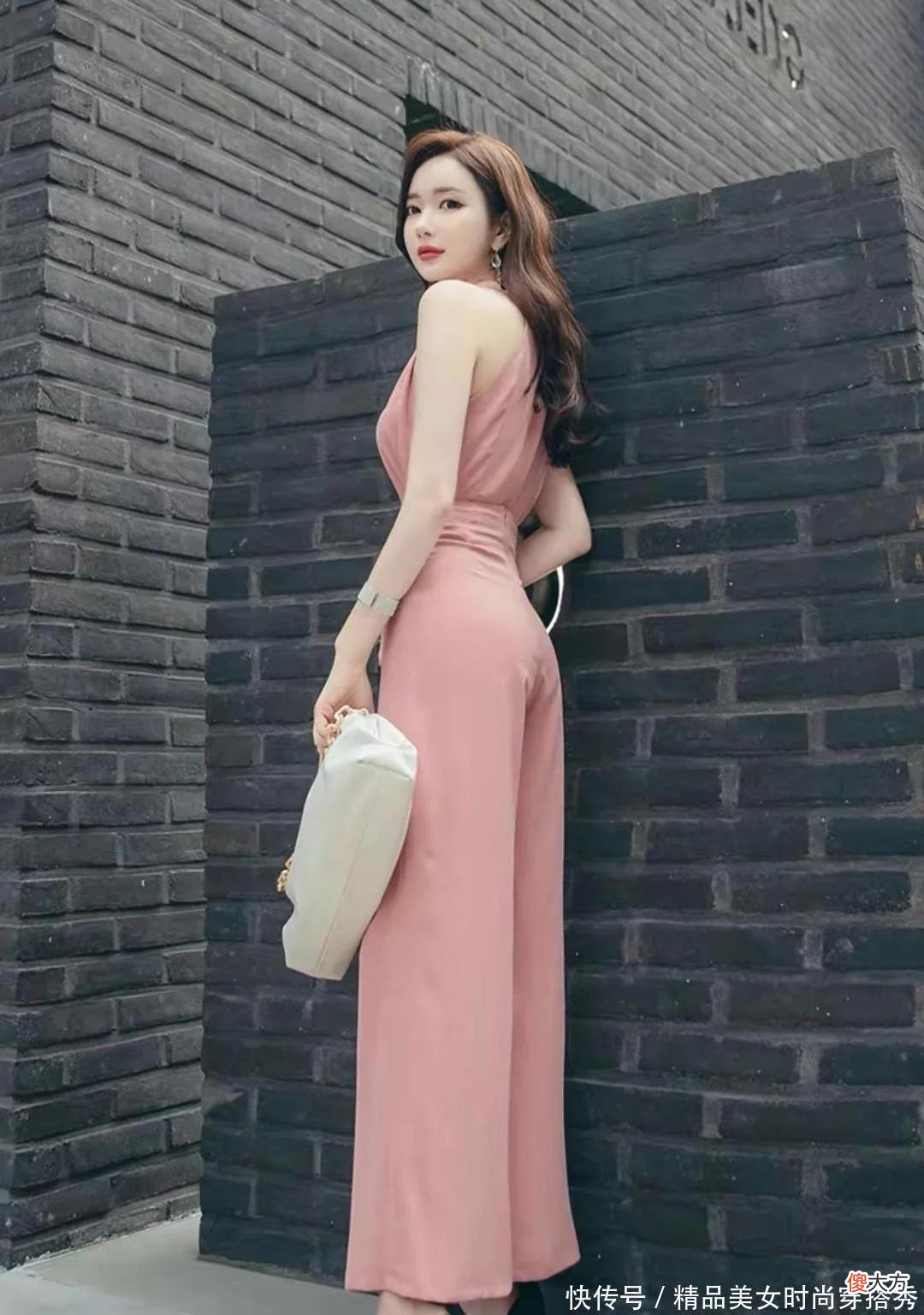 【时尚一点】粉色挂脖式露肩的上衣绝对是凸显身材的服饰与高腰阔腿裤的搭配，好看又时尚