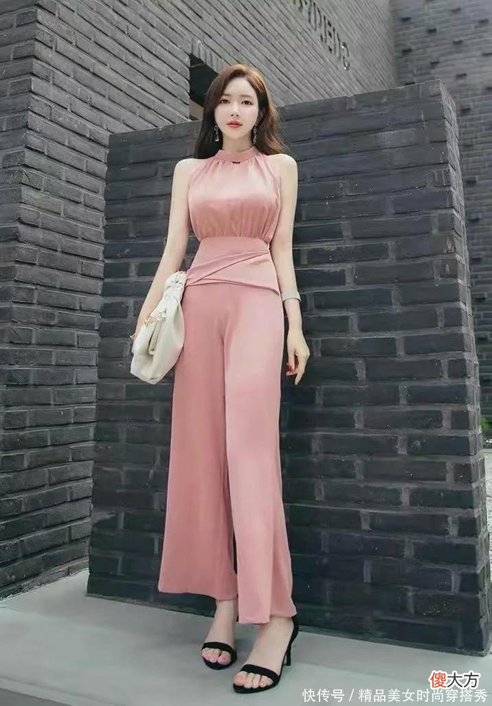 【时尚一点】粉色挂脖式露肩的上衣绝对是凸显身材的服饰与高腰阔腿裤的搭配，好看又时尚