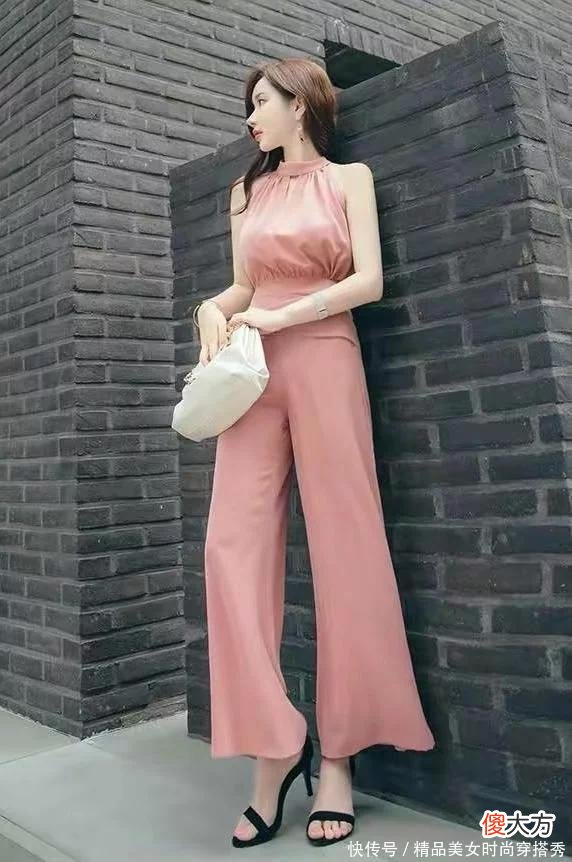 【时尚一点】粉色挂脖式露肩的上衣绝对是凸显身材的服饰与高腰阔腿裤的搭配，好看又时尚