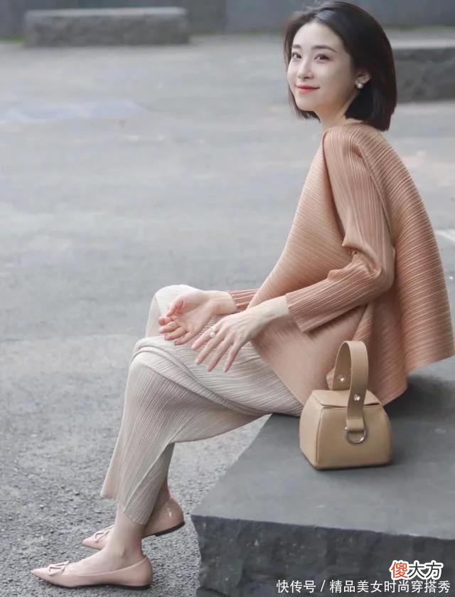 【时尚一点】穿衣服的最高境界是“极简化”，学会这3招，高级气质永相随