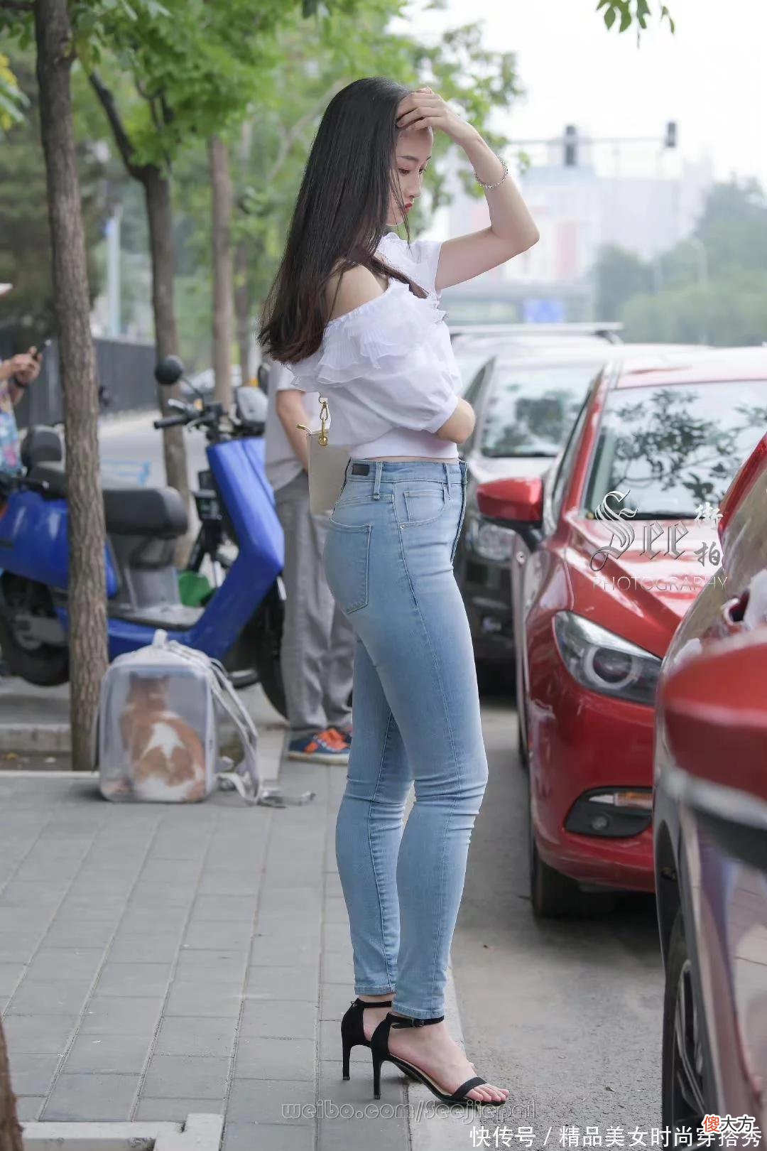 【时尚一点】一件非常简单的白色短上衣，加上紧身牛仔裤，一身搭配，简约又时尚