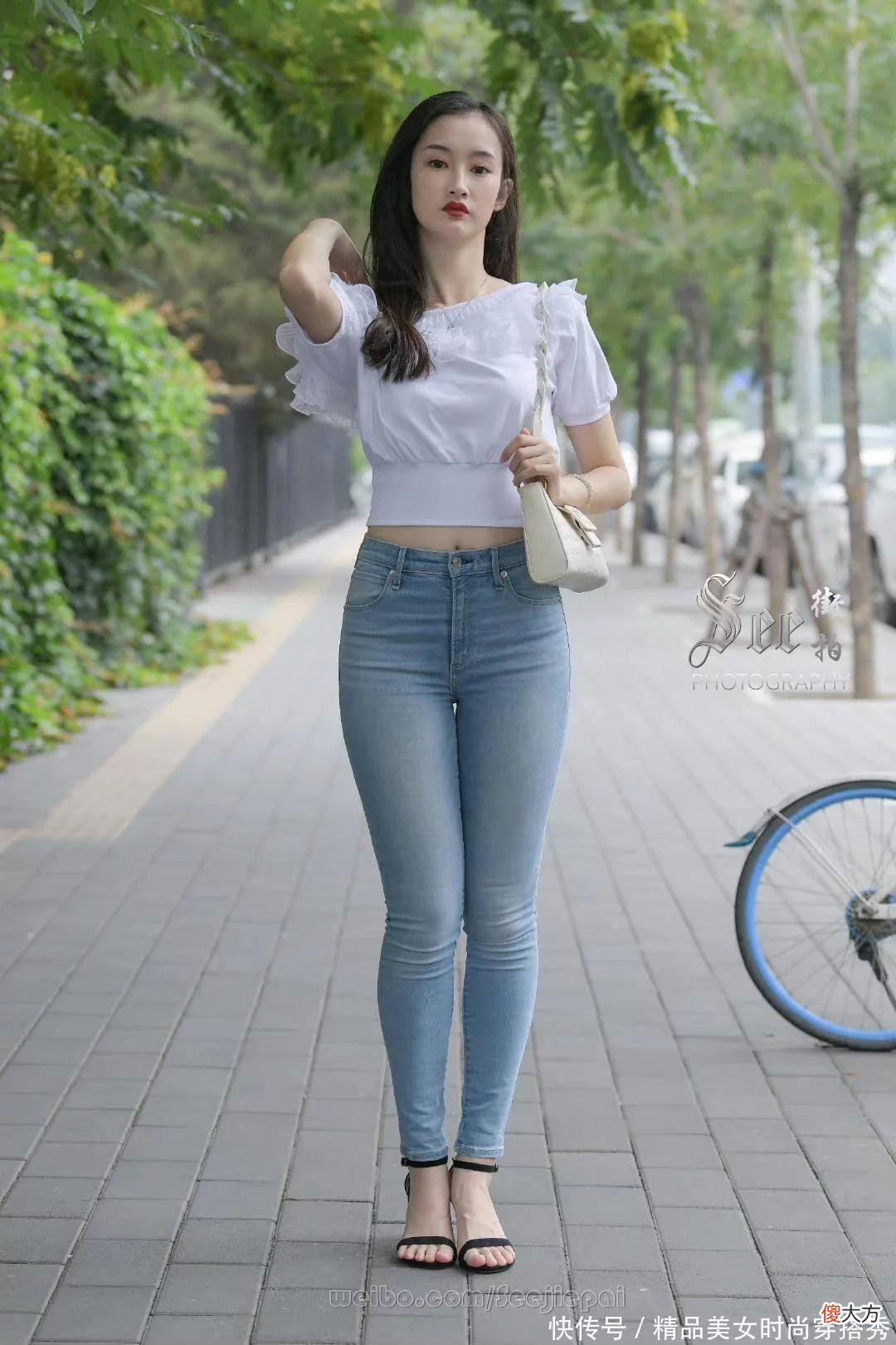 【时尚一点】一件非常简单的白色短上衣，加上紧身牛仔裤，一身搭配，简约又时尚