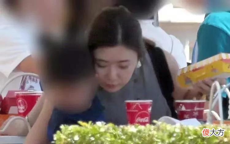 【就爱时尚】福原爱带娃出游,日系主妇打扮很贤惠,就是长裙太显矮显胖