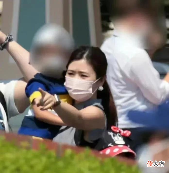 【就爱时尚】福原爱带娃出游,日系主妇打扮很贤惠,就是长裙太显矮显胖