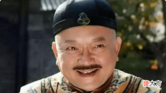 【历史故事】《铁齿铜牙纪晓岚》中和珅赈灾往粥里丢沙子，乾隆大受震撼