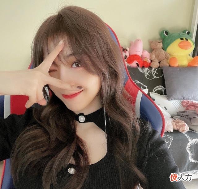 【游戏世界】女主播离被封禁不远？健身照尺度越来越大，怪不得同时被多人追求