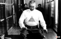 【爱历史】日本二战罪魁祸首，被质问为何不切腹自尽，他说：我早在阻止战争