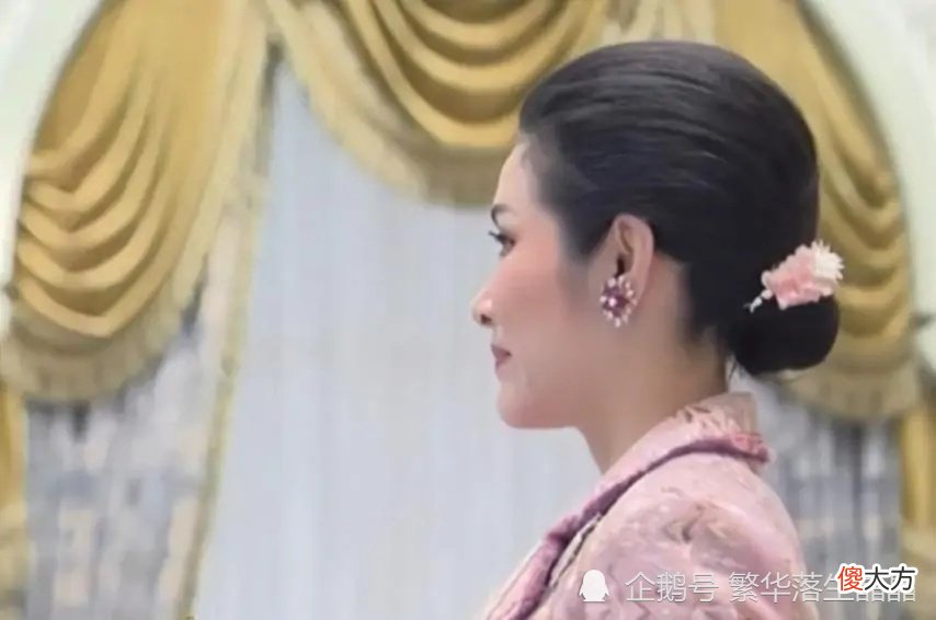 【历史故事】后宫三美登上海报，36岁的诗妮娜最妩媚，不愧是泰王的宠妃