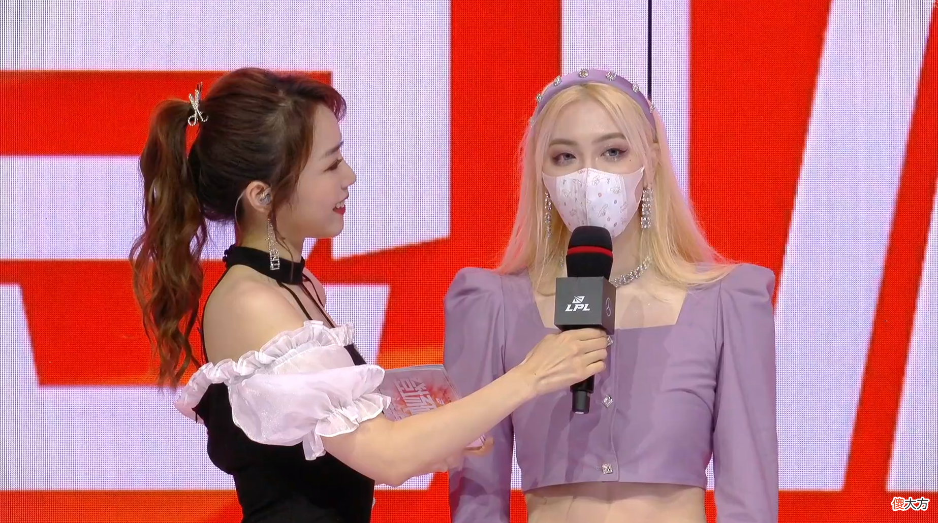 【游戏世界】“RNG女粉齐整活”，颜值一个比一个高，交际花小明被说害羞