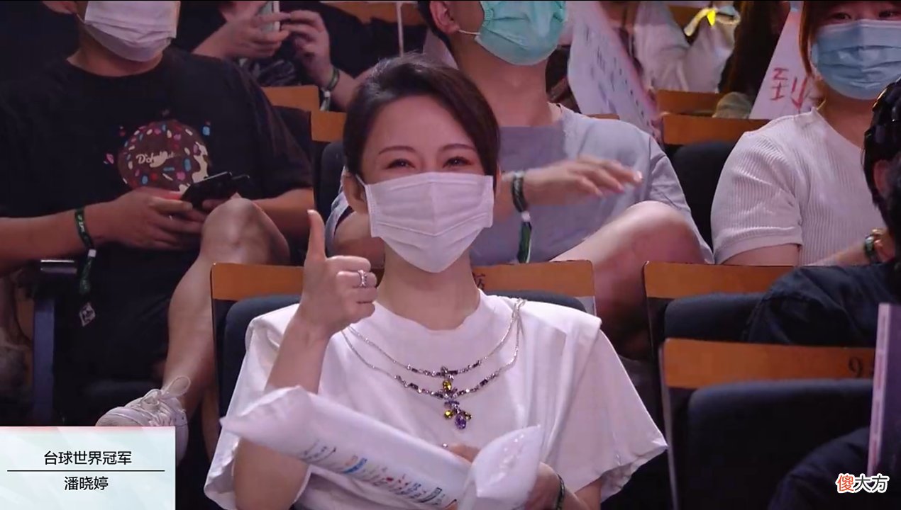 【游戏世界】“RNG女粉齐整活”，颜值一个比一个高，交际花小明被说害羞