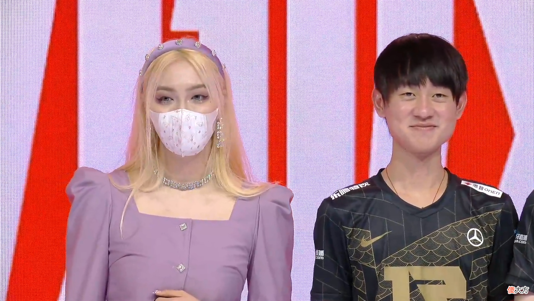 【游戏世界】“RNG女粉齐整活”，颜值一个比一个高，交际花小明被说害羞