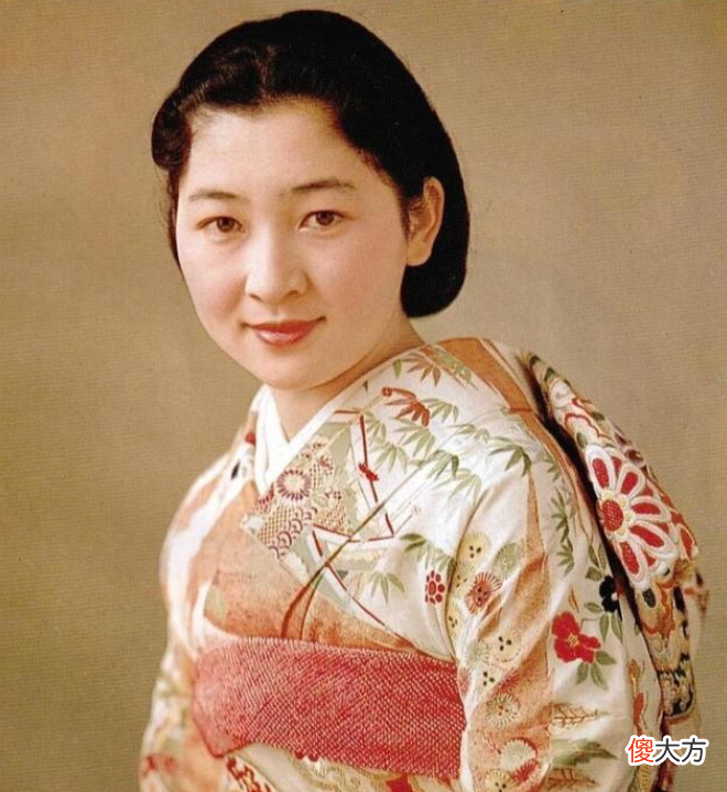 【爱历史】87岁平民王妃美智子：优雅端庄穿衣从不出错，巧把V领穿出王室范