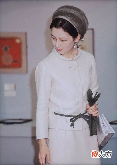 【爱历史】87岁平民王妃美智子：优雅端庄穿衣从不出错，巧把V领穿出王室范