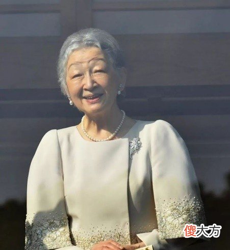 【爱历史】87岁平民王妃美智子：优雅端庄穿衣从不出错，巧把V领穿出王室范