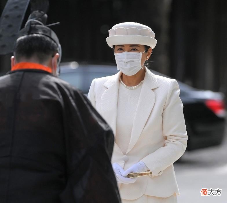 【爱历史】87岁平民王妃美智子：优雅端庄穿衣从不出错，巧把V领穿出王室范