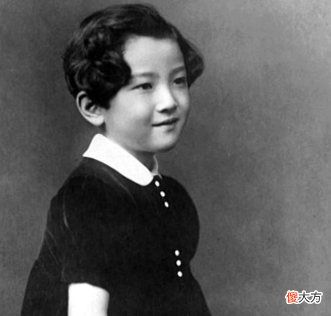 【爱历史】87岁平民王妃美智子：优雅端庄穿衣从不出错，巧把V领穿出王室范