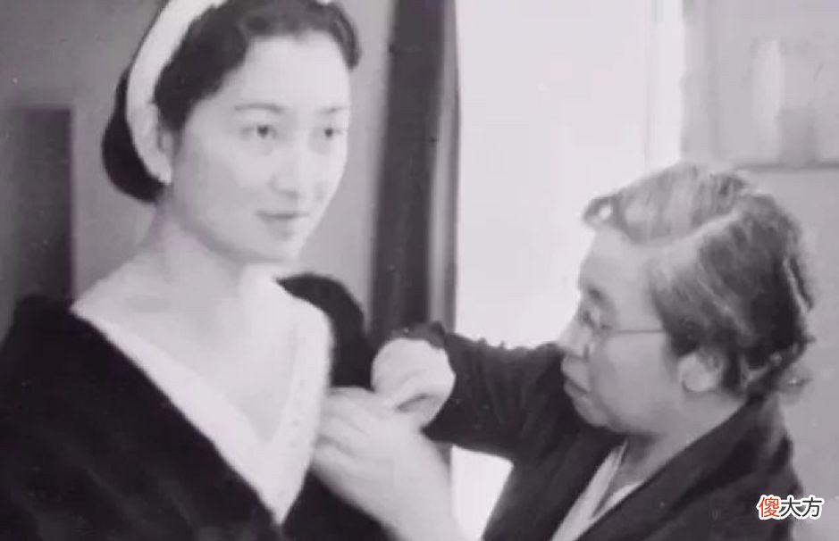 【爱历史】87岁平民王妃美智子：优雅端庄穿衣从不出错，巧把V领穿出王室范