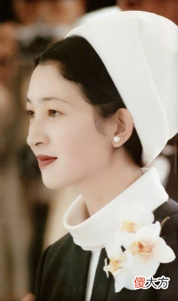 【爱历史】87岁平民王妃美智子：优雅端庄穿衣从不出错，巧把V领穿出王室范
