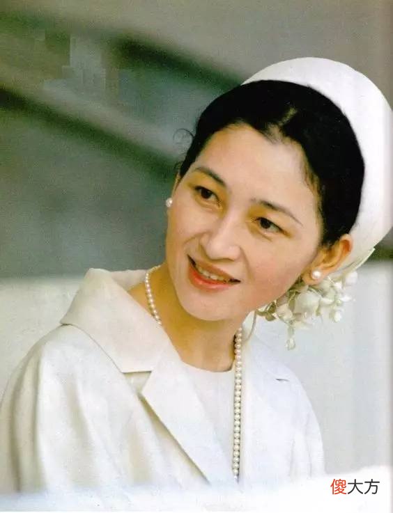 【爱历史】87岁平民王妃美智子：优雅端庄穿衣从不出错，巧把V领穿出王室范