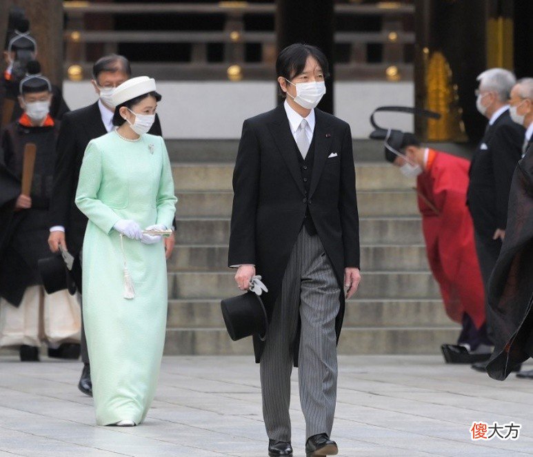 【爱历史】87岁平民王妃美智子：优雅端庄穿衣从不出错，巧把V领穿出王室范