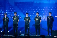 【游戏迷】“UZI带领GNR稳坐替补席”，RNG拿下S赛门票，赛后小虎背影泪目