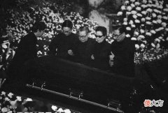 【历史故事】蒋介石死后，晚年的宋美龄在美国靠什么生活