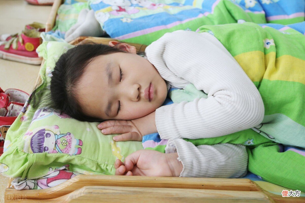 孩子到了一定年龄，宝妈要尽快安排分床睡，不然对孩子性格有影响