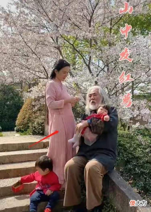 两年生俩，如今又显“孕肚”，这对父女恋有点太拼了