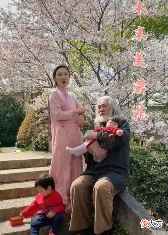 两年生俩，如今又显“孕肚”，这对父女恋有点太拼了