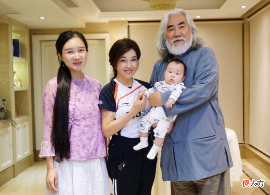 两年生俩，如今又显“孕肚”，这对父女恋有点太拼了