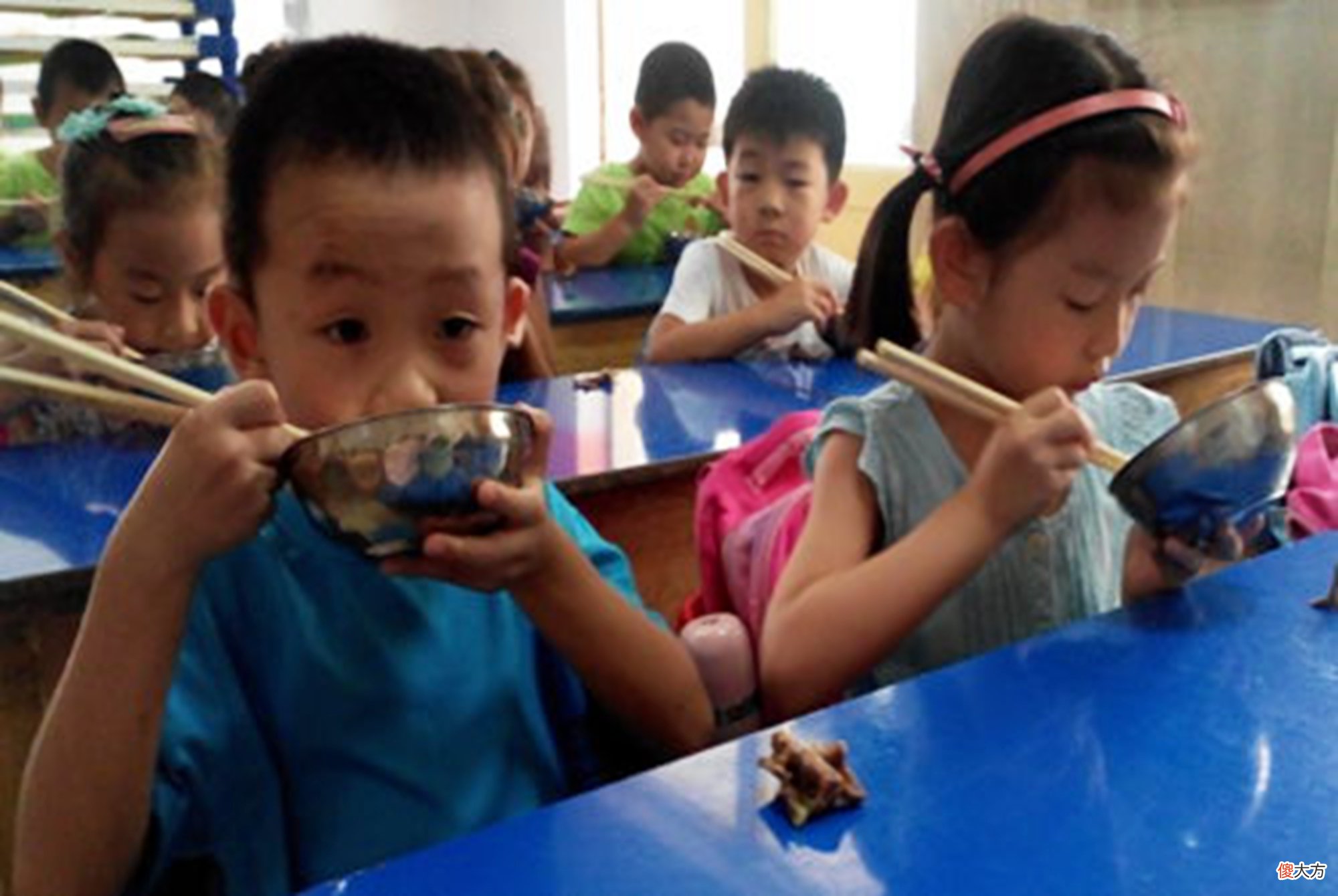 孩子接触筷子的最佳年龄是这个年纪，太早太晚对娃均有影响