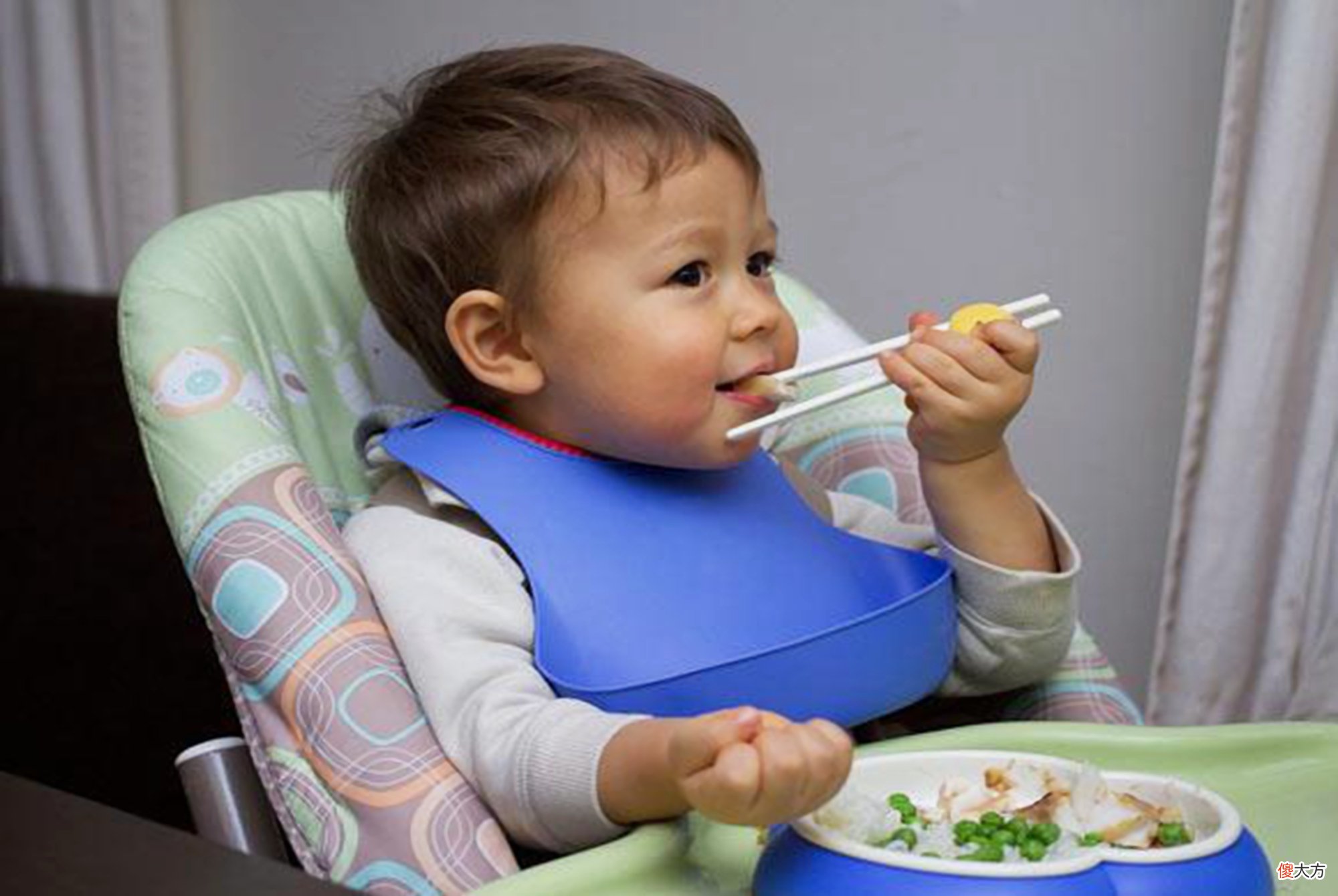 孩子接触筷子的最佳年龄是这个年纪，太早太晚对娃均有影响