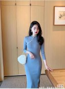 【时尚一点】蓝色修身的旗袍裙给人一种温婉知性的成熟美