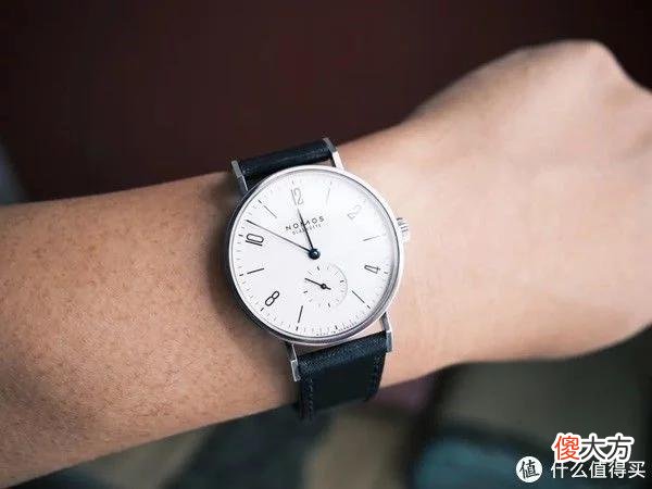 【就爱时尚】1万多逃不过的选择！这块表的设计就突出一个极简美