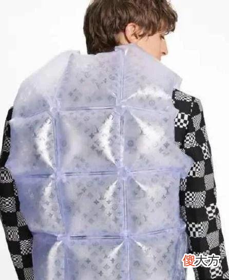 【就爱时尚】史上最贵“垃圾袋”12000元!网友:不懂时尚