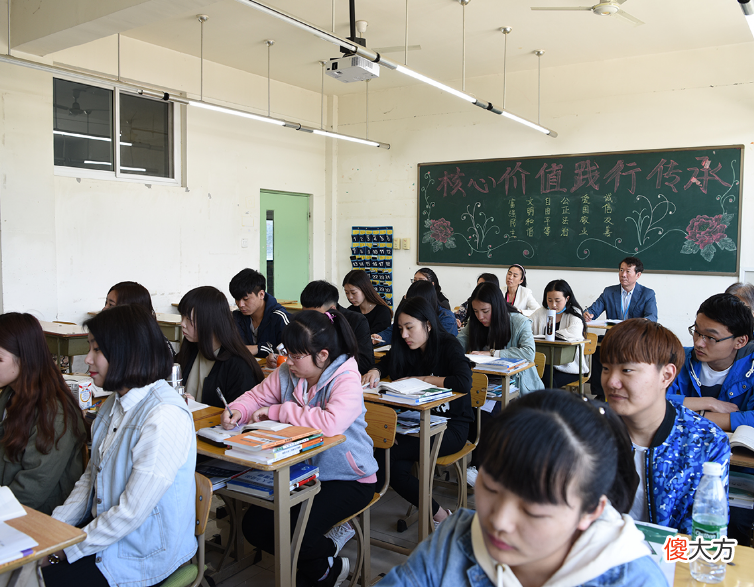 学生青春期叛逆，家长要去理解和接纳他，尽量多和孩子沟通