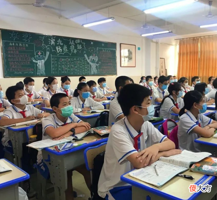 学生青春期叛逆，家长要去理解和接纳他，尽量多和孩子沟通