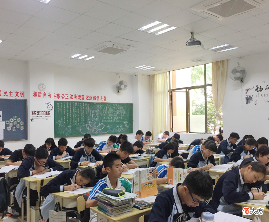 学生青春期叛逆，家长要去理解和接纳他，尽量多和孩子沟通