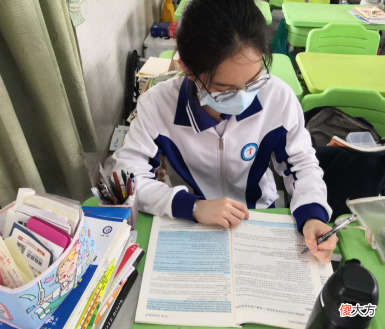 学生青春期叛逆，家长要去理解和接纳他，尽量多和孩子沟通