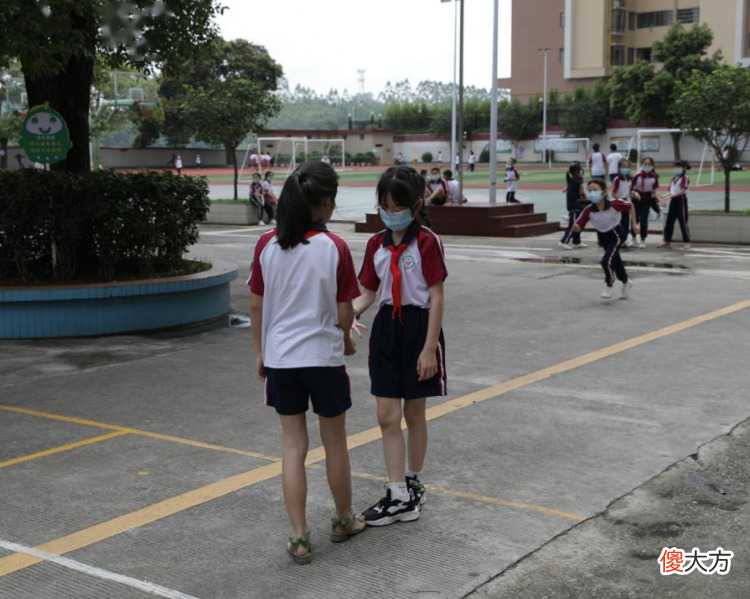 学生青春期叛逆，家长要去理解和接纳他，尽量多和孩子沟通