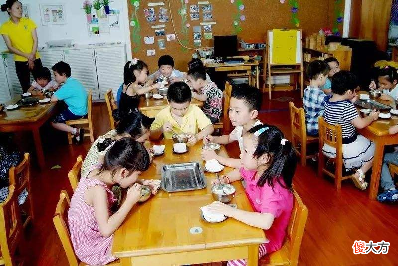 孩子说幼儿园的饭菜很香，一次能吃两碗，看到照片妈妈也“馋”了