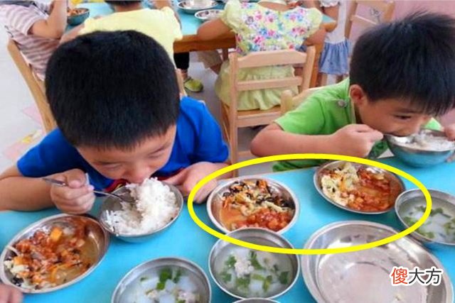 孩子说幼儿园的饭菜很香，一次能吃两碗，看到照片妈妈也“馋”了