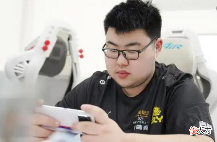 【游戏世界】小胖回归后，妖刀也跟着闲了起来，水友：有人带飞就是不一样
