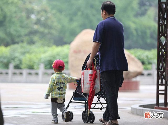“我得给宝贝外孙炖鸡”，老人藏鸡的背后，让人看懂隔辈亲的魅力
