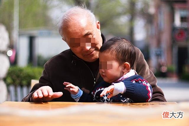 “我得给宝贝外孙炖鸡”，老人藏鸡的背后，让人看懂隔辈亲的魅力
