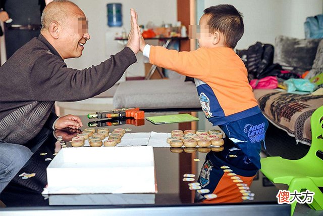 “我得给宝贝外孙炖鸡”，老人藏鸡的背后，让人看懂隔辈亲的魅力